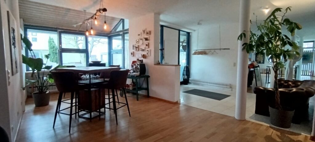 Flow Raum: Café-Ecke mit Siebträgermaschine