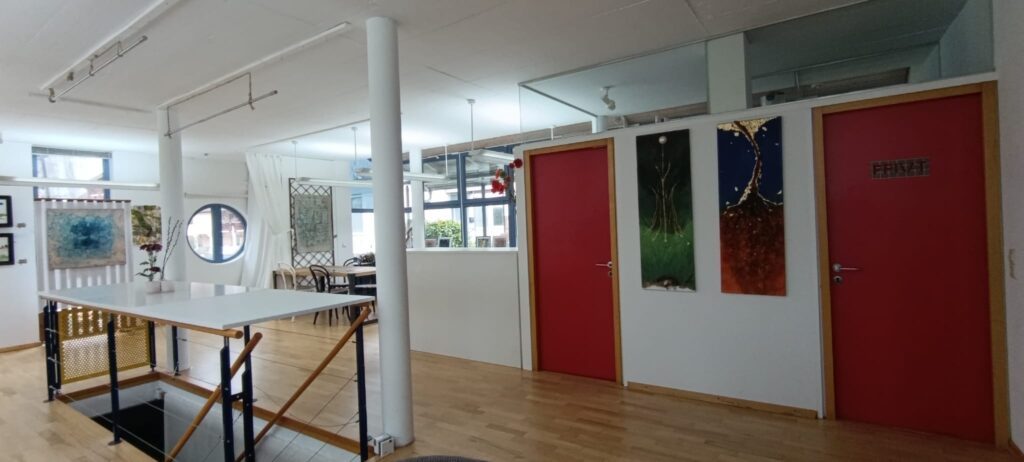 Flow Raum: Treppe und Bilderwand