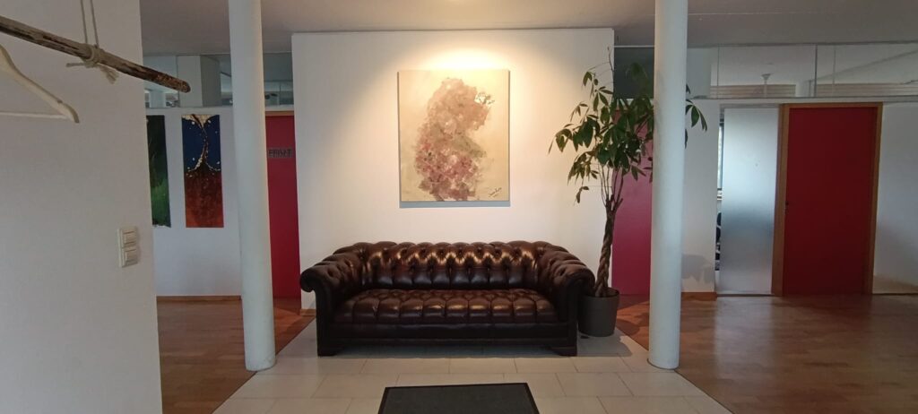 Flow Raum: Eingang mit Chesterfield-Sofa