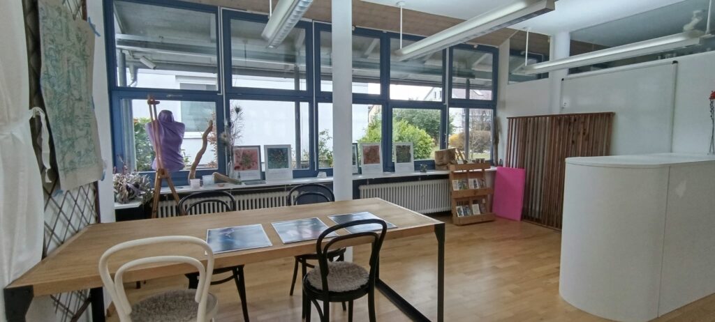 Flow Raum: Arbeitstisch an der Fensterfront