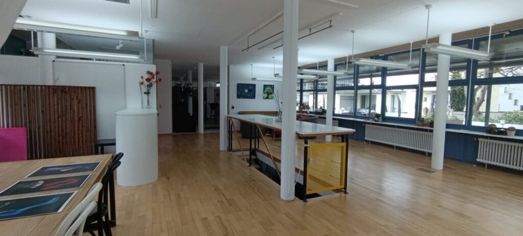 Flow Raum: Holztisch mit Blick zum Treppentresen